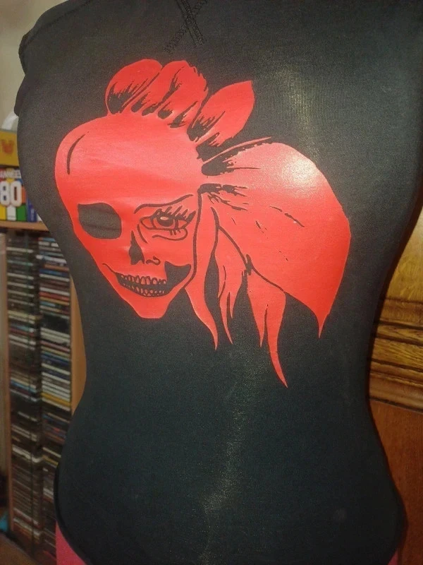 Camiseta com capuz com desenho vermelho tamanho notar 2 que é 38 mais um 36 – photo 3